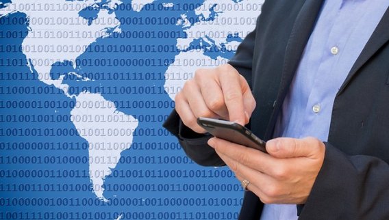 bussinessman s mobilem mapa světa
